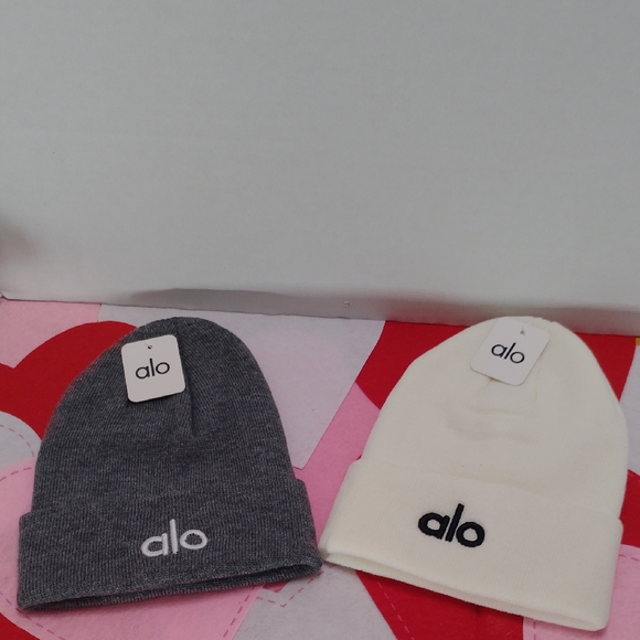 ALO Yoga Other - ALO Yoga Adults Charcoal and Cream Beanie Duo